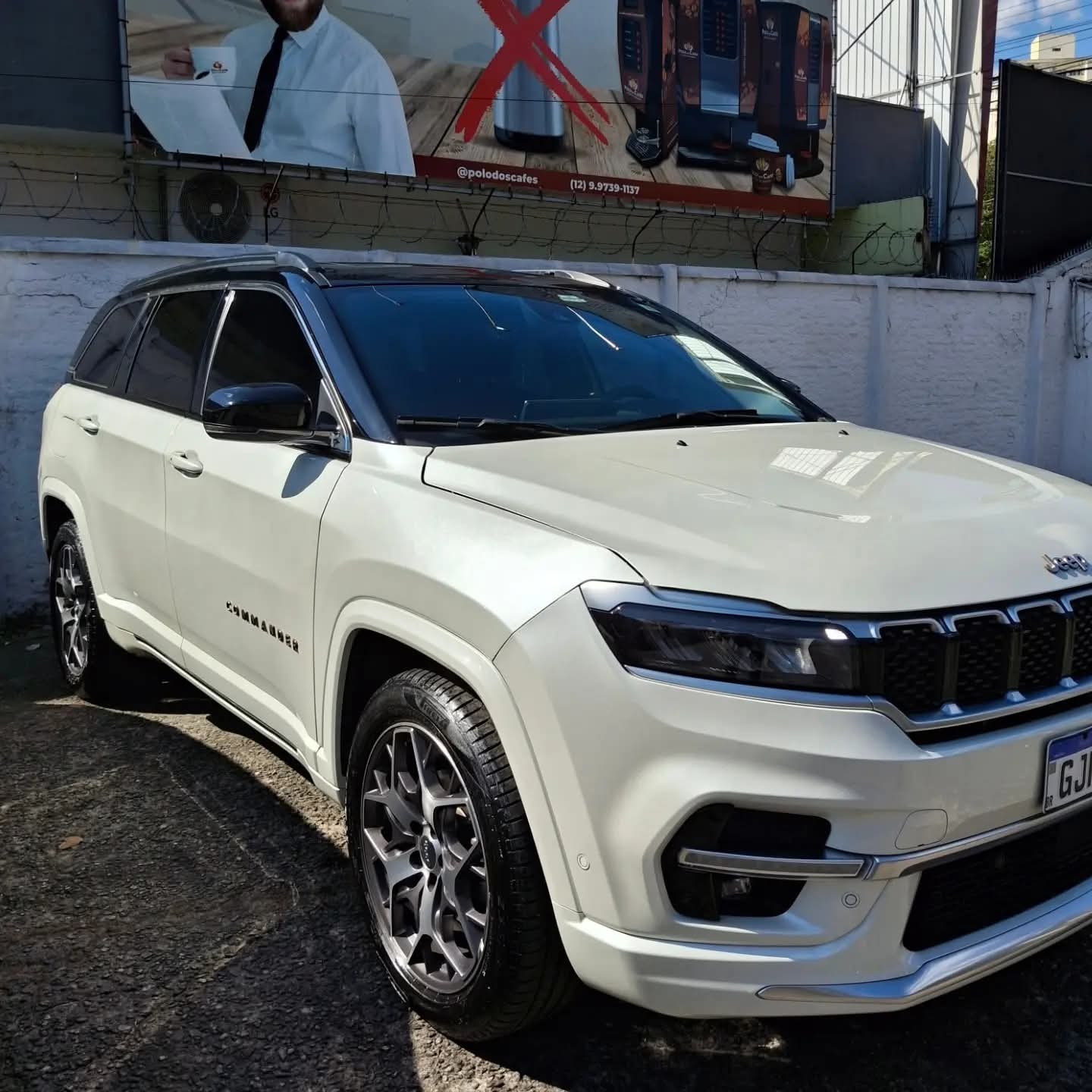 Jeep Commander branco após lavagem completa — vista frontal