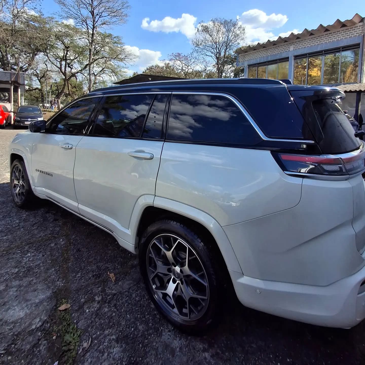 Jeep Commander branco após polimento — vista lateral