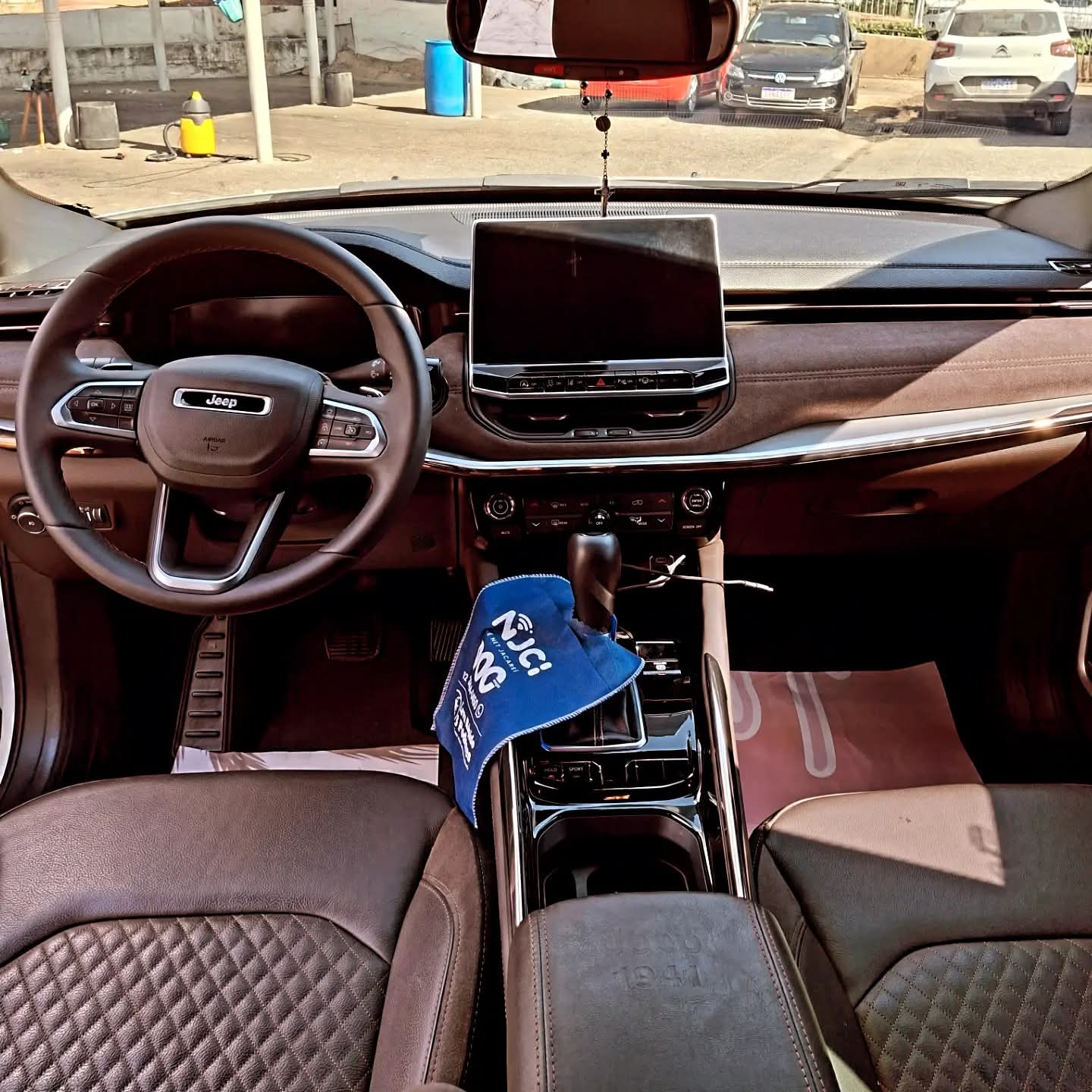 Interior do Jeep Commander higienizado — bancos em couro marrom