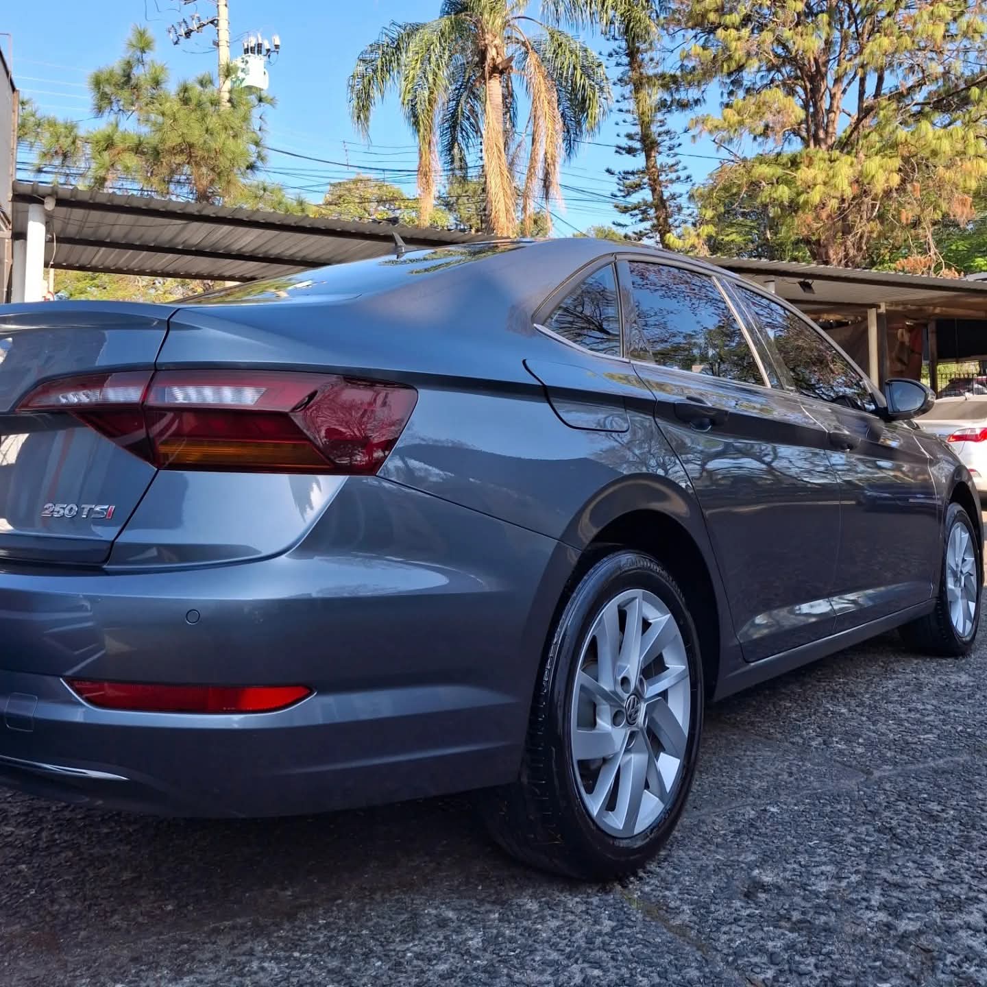 Volkswagen Jetta cinza após lavagem completa — vista frontal