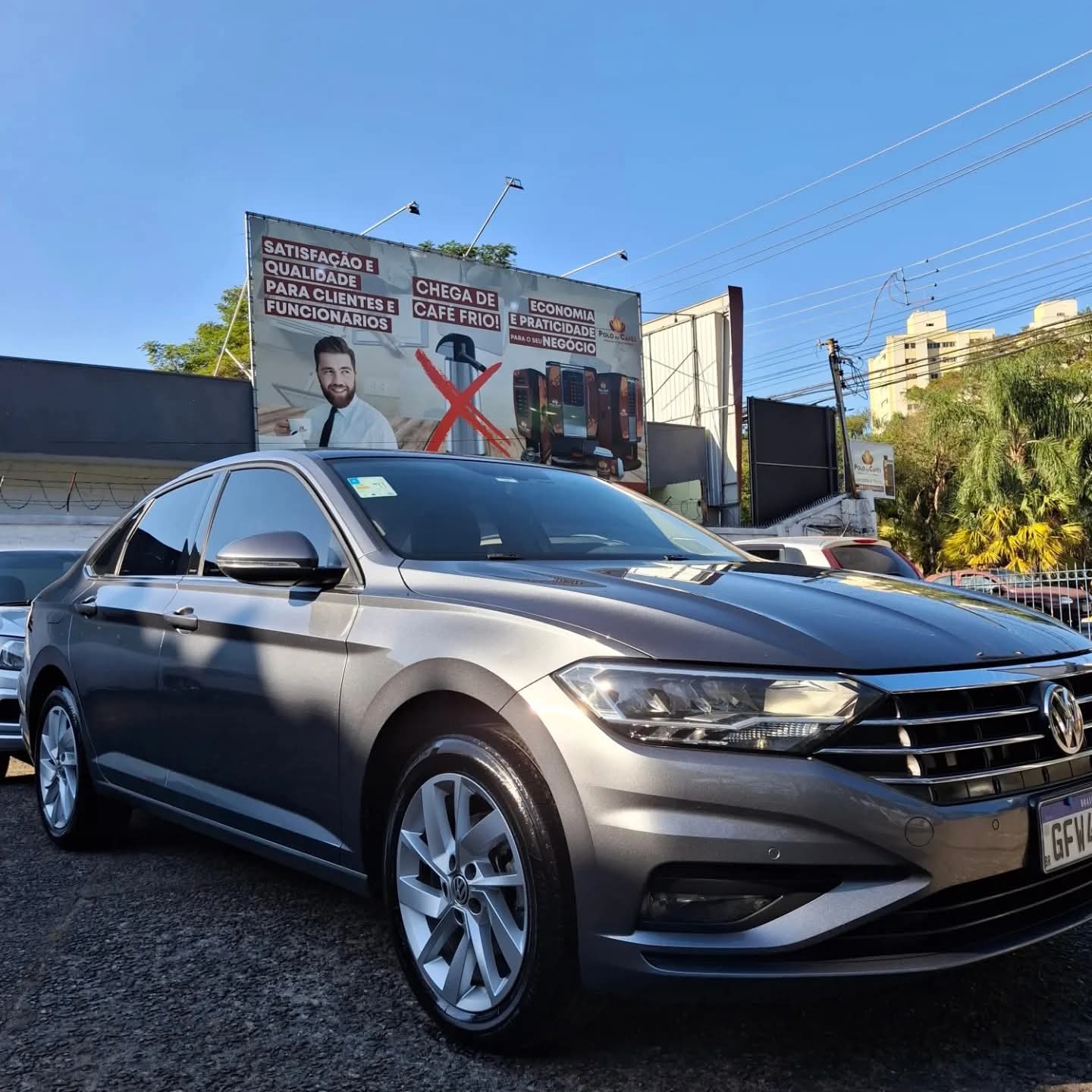 Volkswagen Jetta 250 TSI cinza após polimento — vista lateral traseira