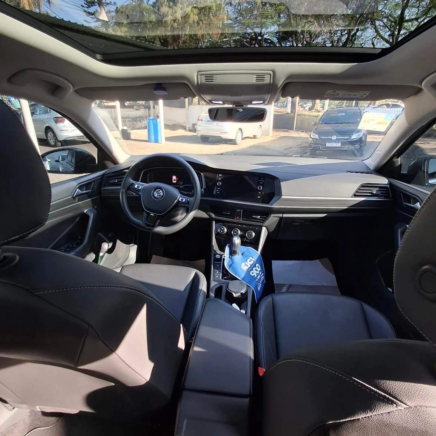 Interior do Volkswagen Jetta higienizado com teto solar panorâmico