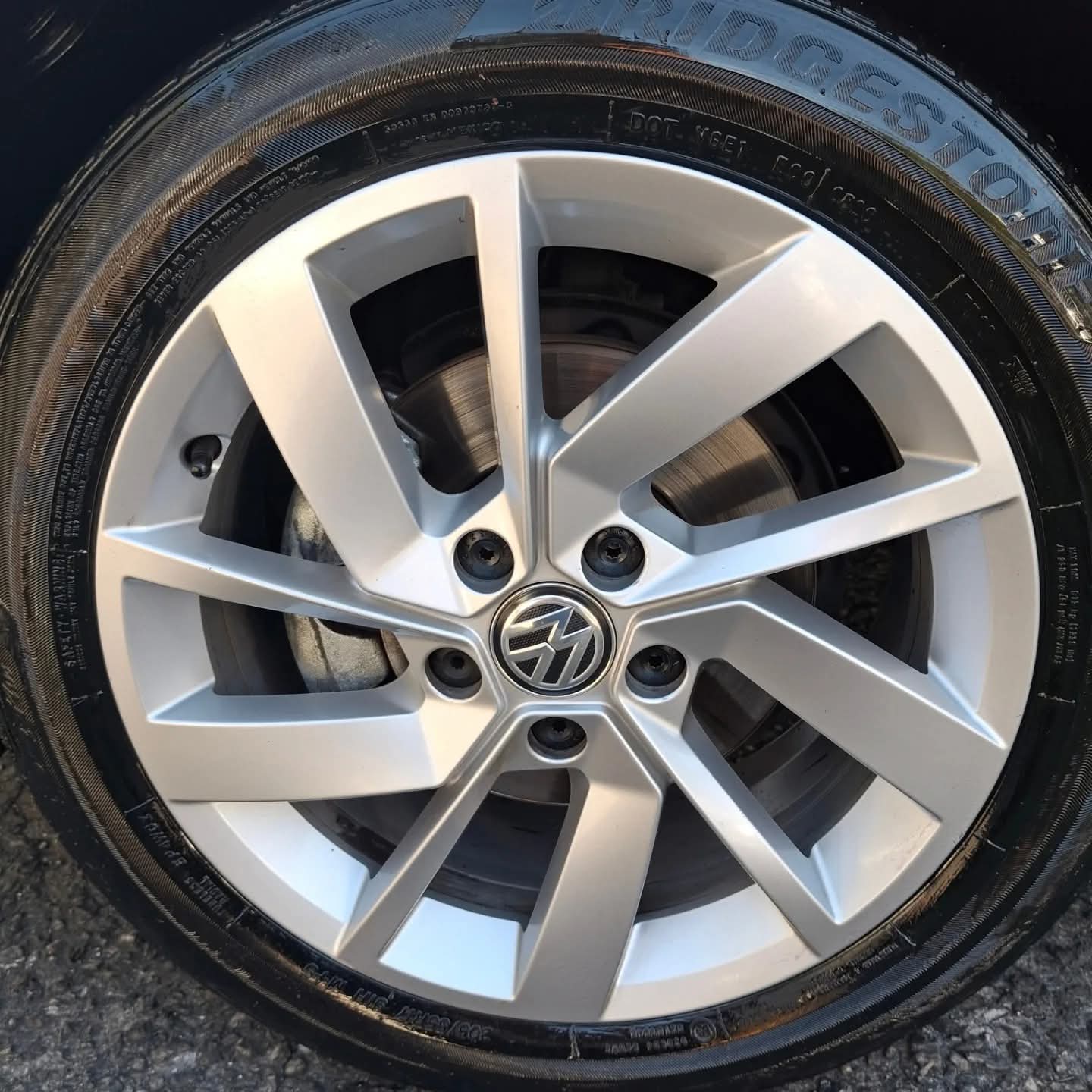 Roda do Volkswagen Jetta após limpeza detalhada