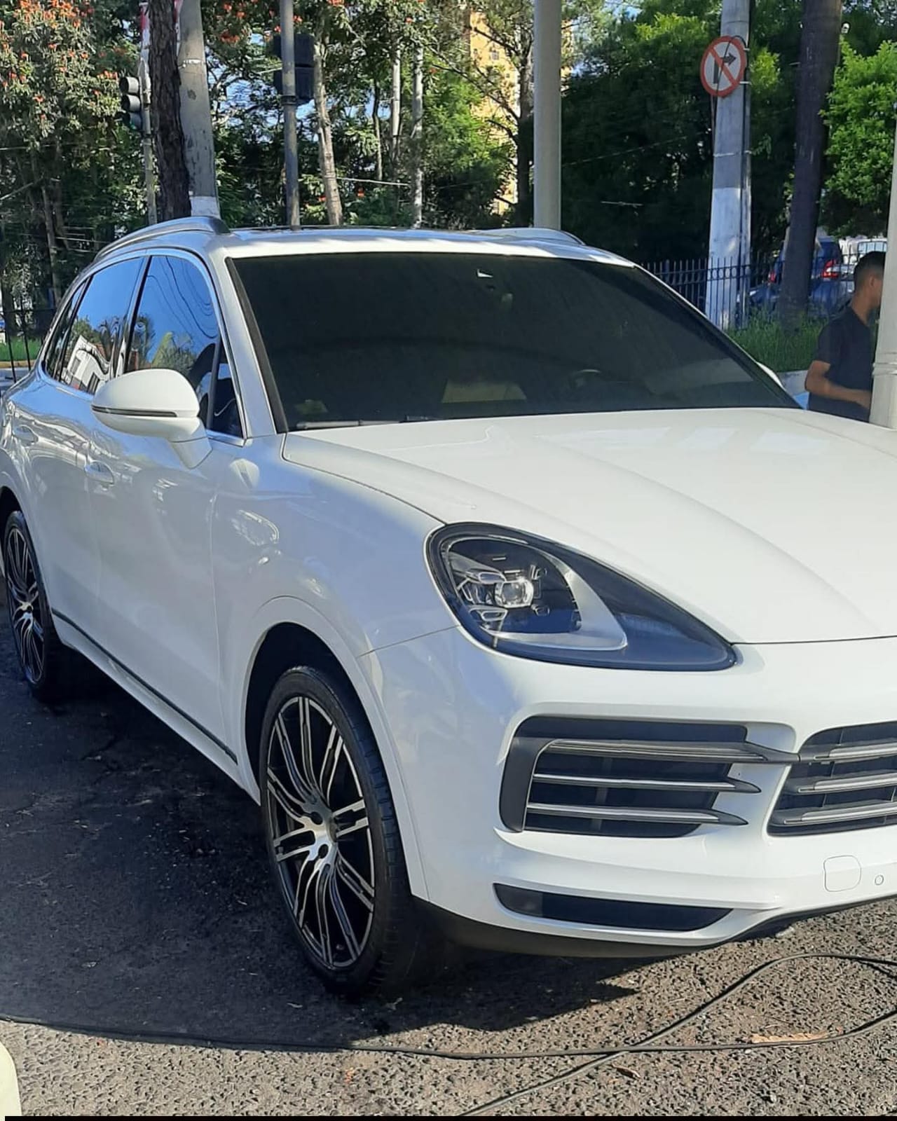 Porsche Cayenne branco após lavagem completa — vista frontal