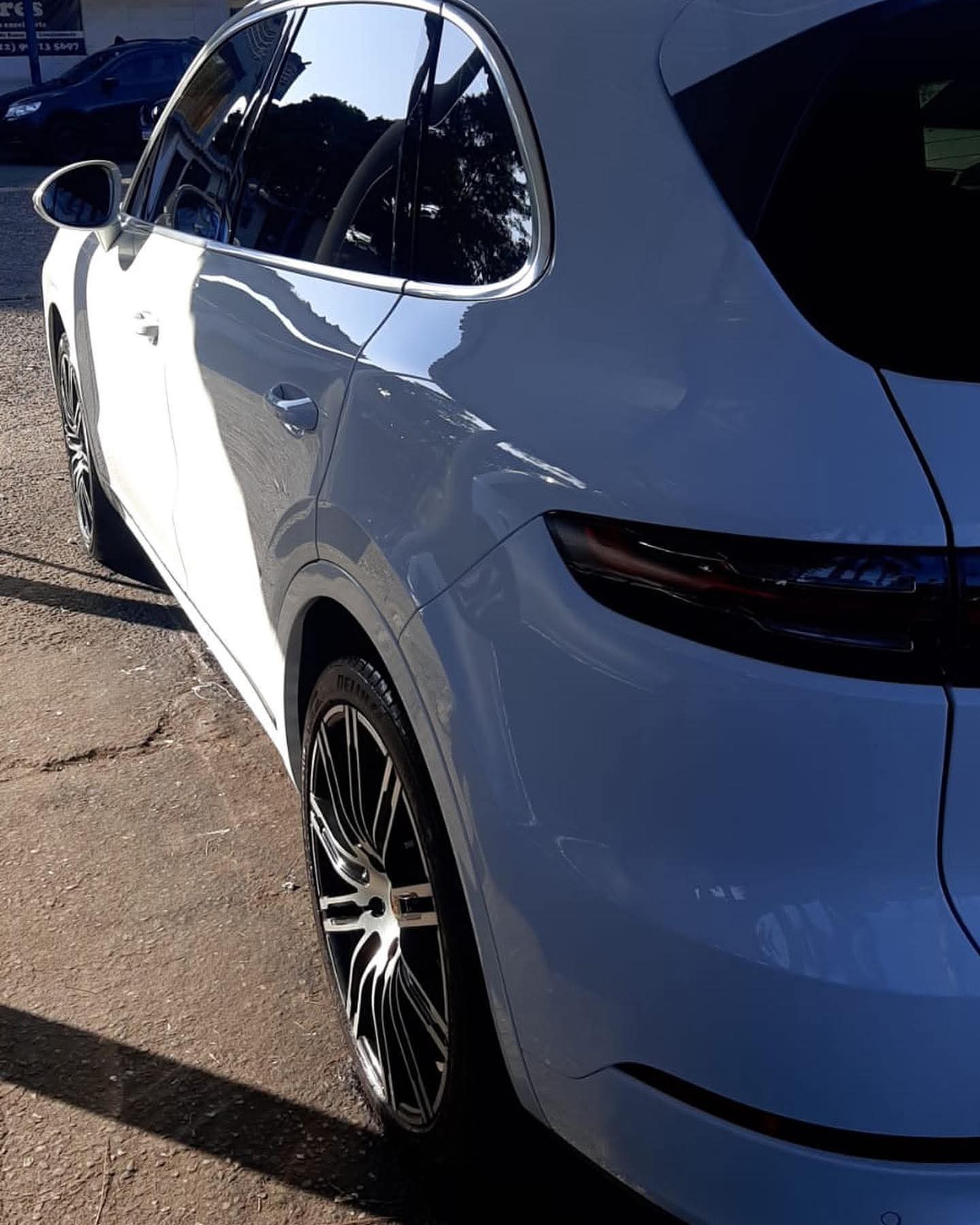Higienização interna do Porsche Cayenne — bancos em couro caramelo